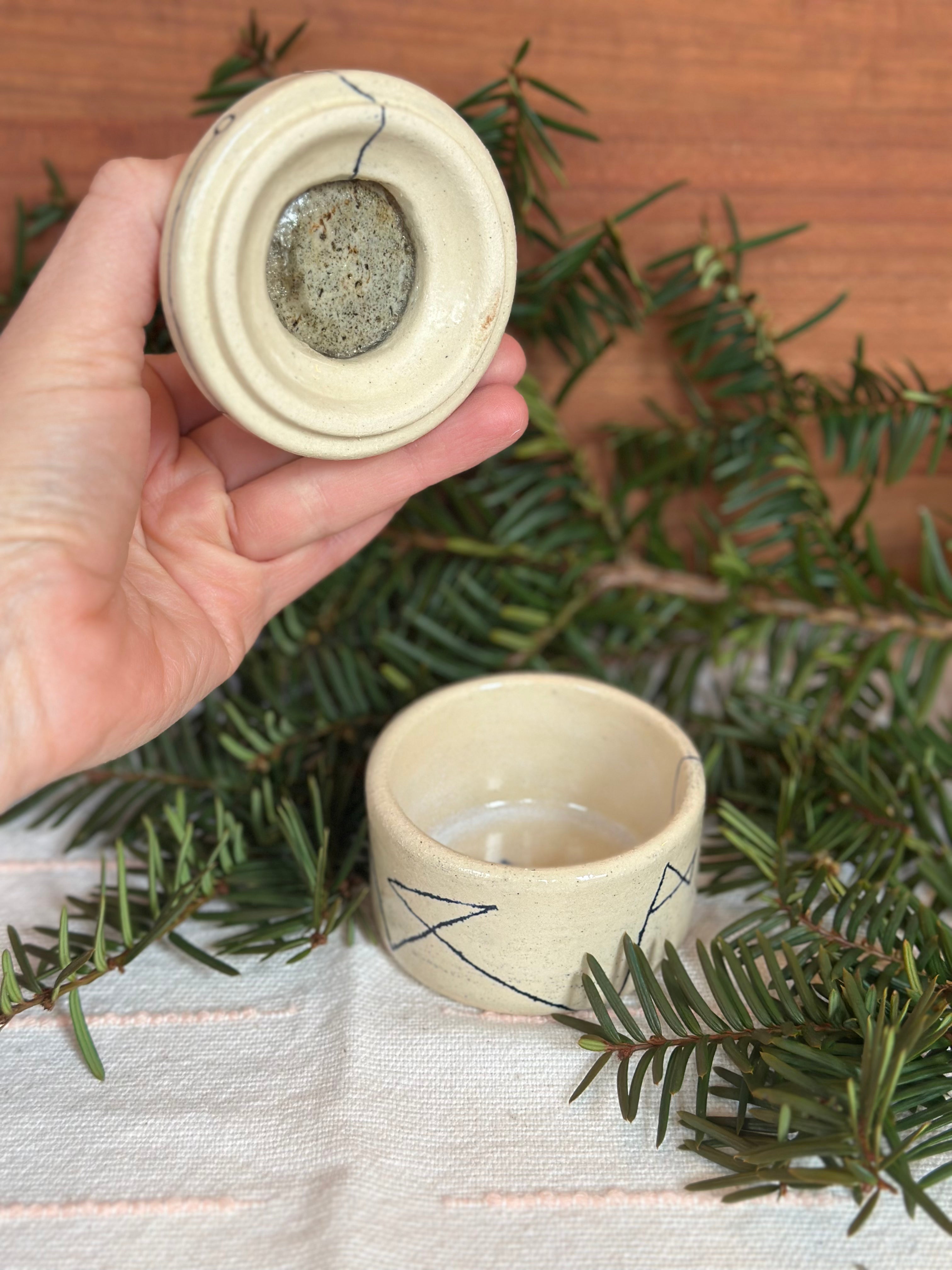 Jar in Sketch with Beach stone handle