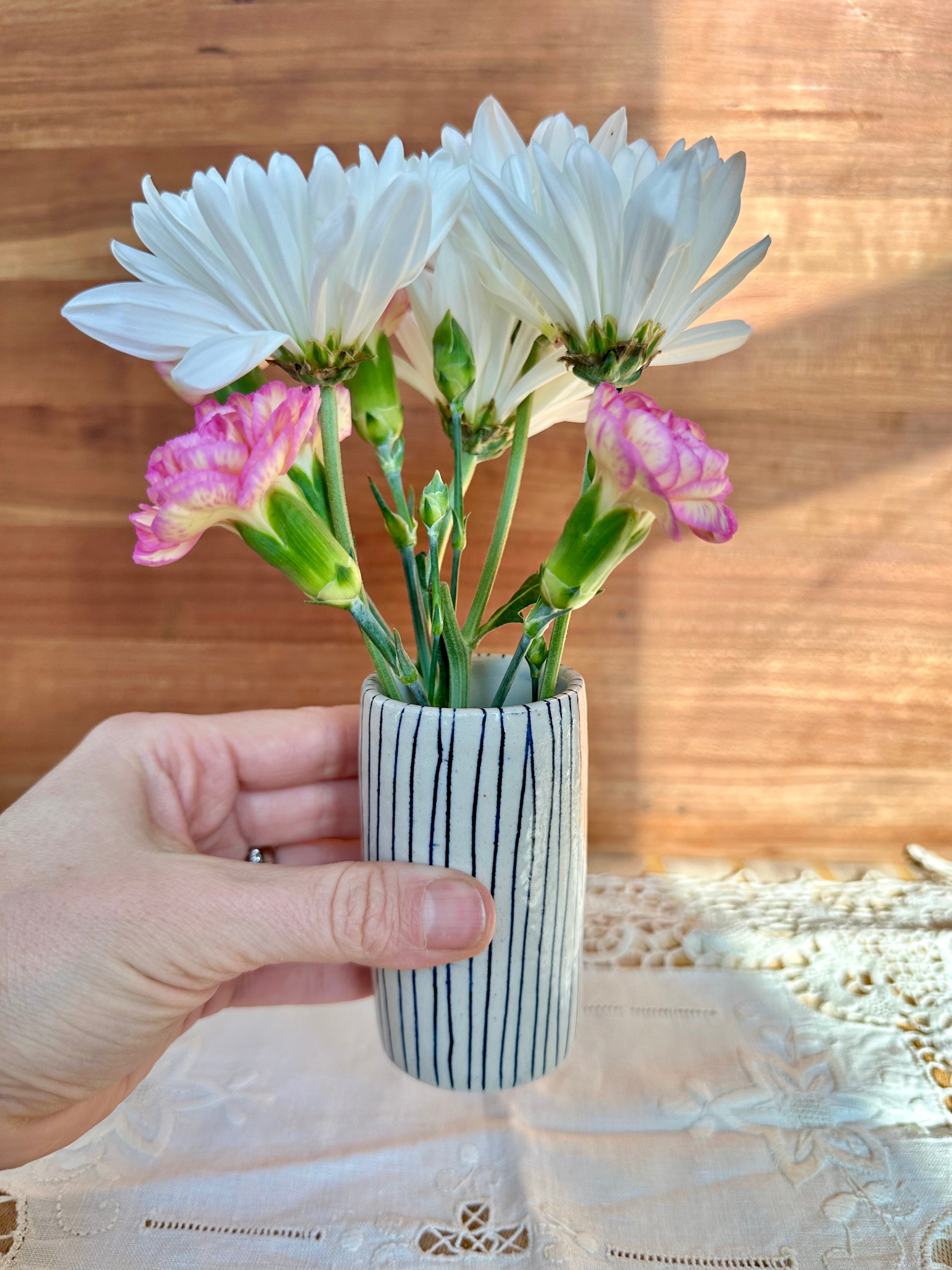 Simple Bud Vase Lines