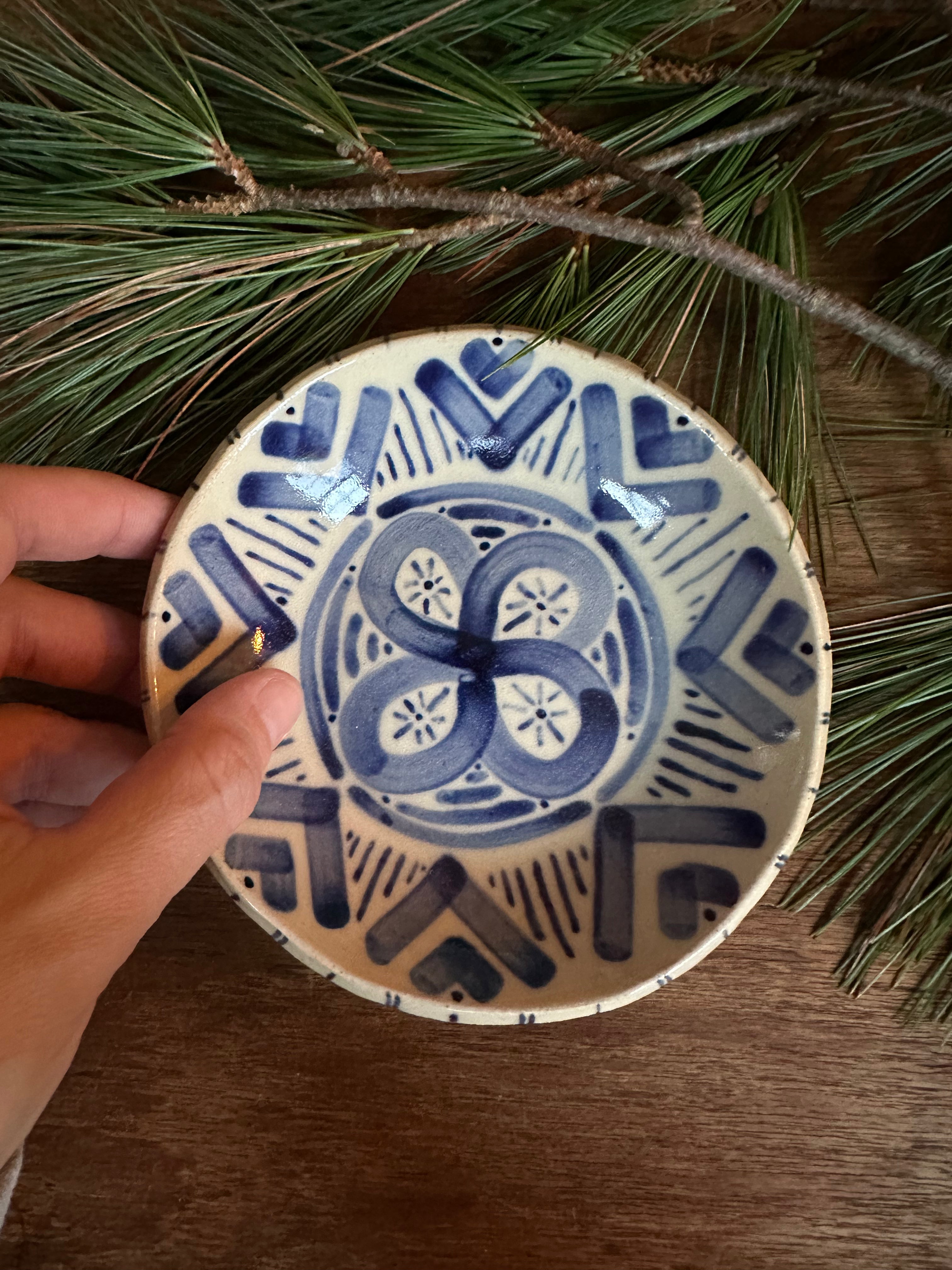 Small shallow bowl in Fantasier No. 8